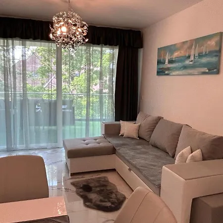 아파트 Bauhaus Silver Wellness Apartman