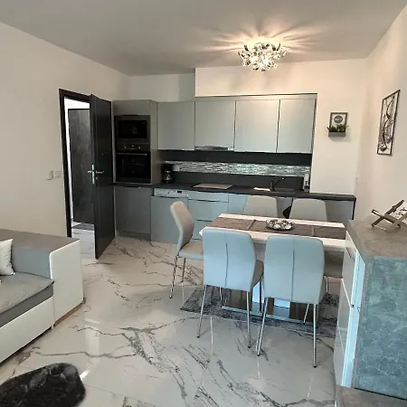 아파트 Bauhaus Silver Wellness Apartman