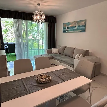 아파트 Bauhaus Silver Wellness Apartman