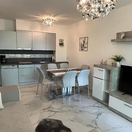 Bauhaus Silver Wellness Apartman