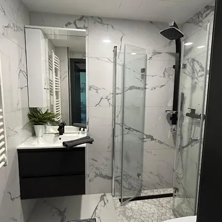 아파트 Bauhaus Silver Wellness Apartman *