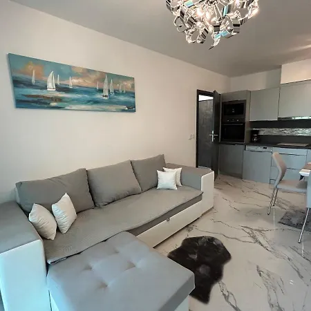Bauhaus Silver Wellness Apartman