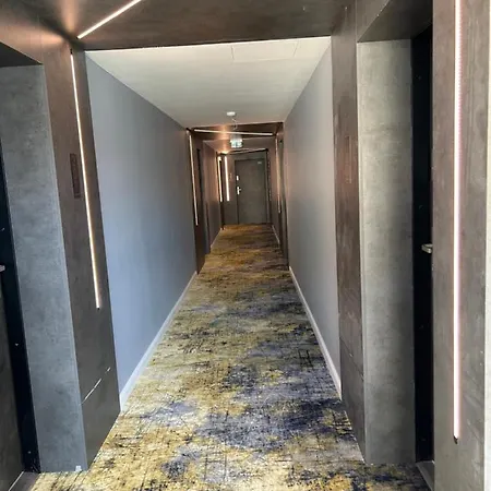 아파트 Bauhaus Silver Wellness Apartman