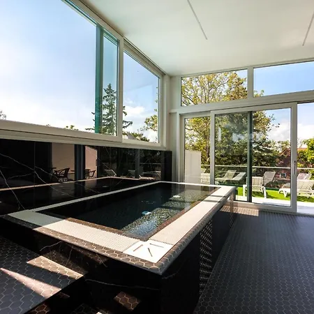 Bauhaus Silver Wellness Apartman