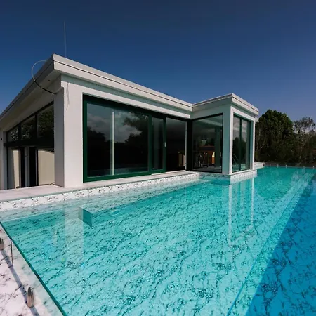 아파트 Bauhaus Silver Wellness Apartman 시오포크