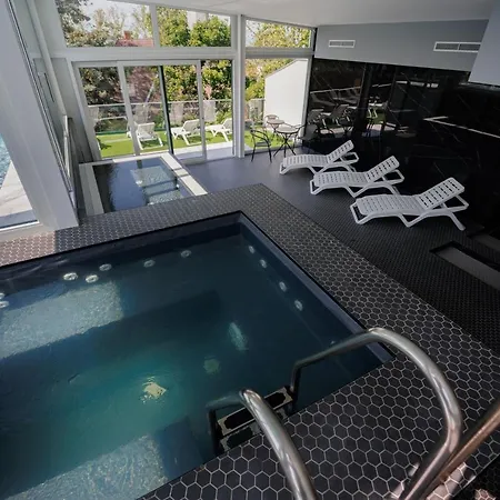 아파트 Bauhaus Silver Wellness Apartman