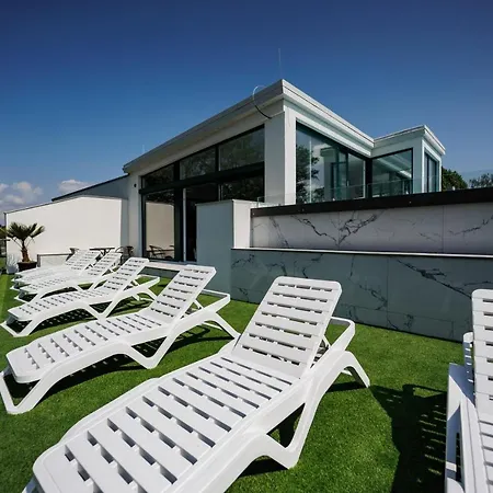아파트 Bauhaus Silver Wellness Apartman *