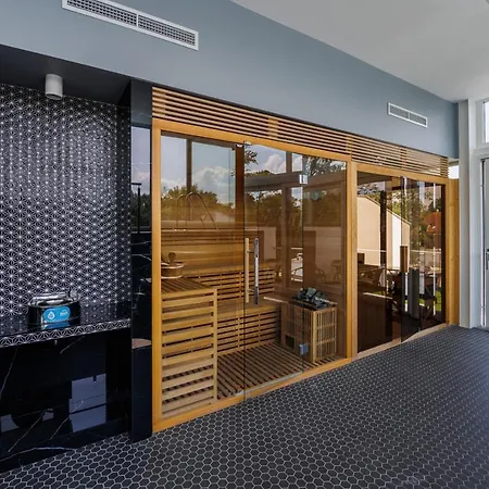 아파트 Bauhaus Silver Wellness Apartman