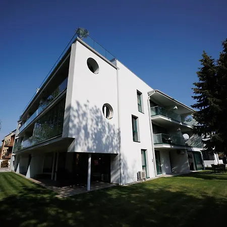Bauhaus Silver Wellness Apartman 아파트 *